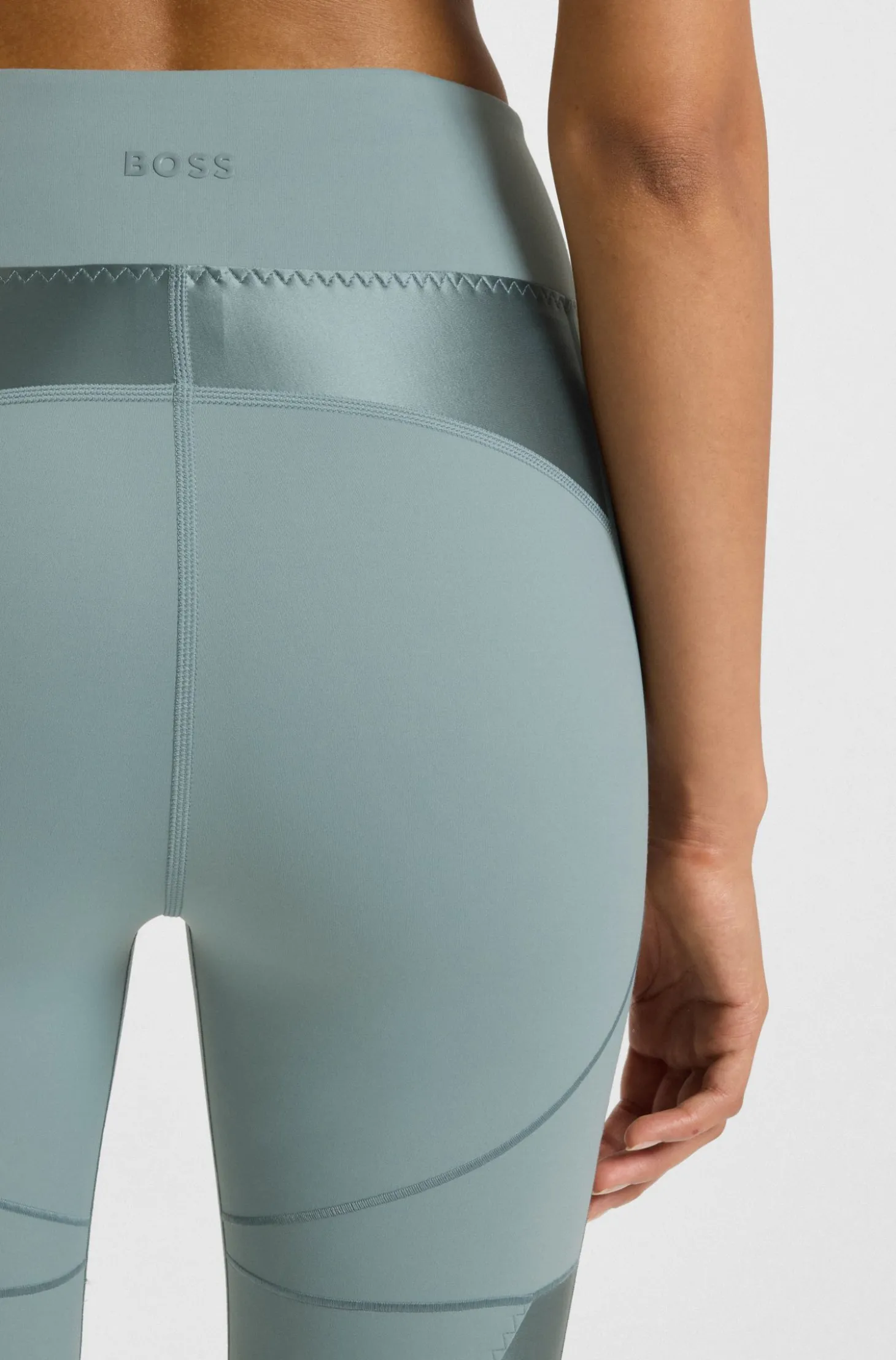Active leggings with mesh inserts
