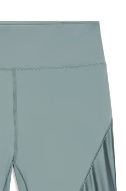 Active leggings with mesh inserts