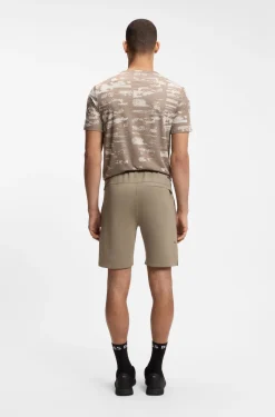 Active shorts in quick-dry fabric with reflective logo