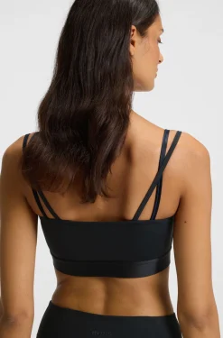 Active sports top with mesh insert