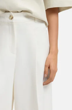 Bermuda trousers with front pleats