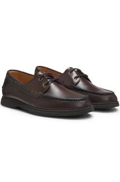 Boat shoes in leather with embossed logo