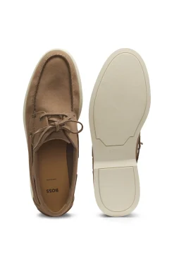 Boat shoes in suede with contrast sole