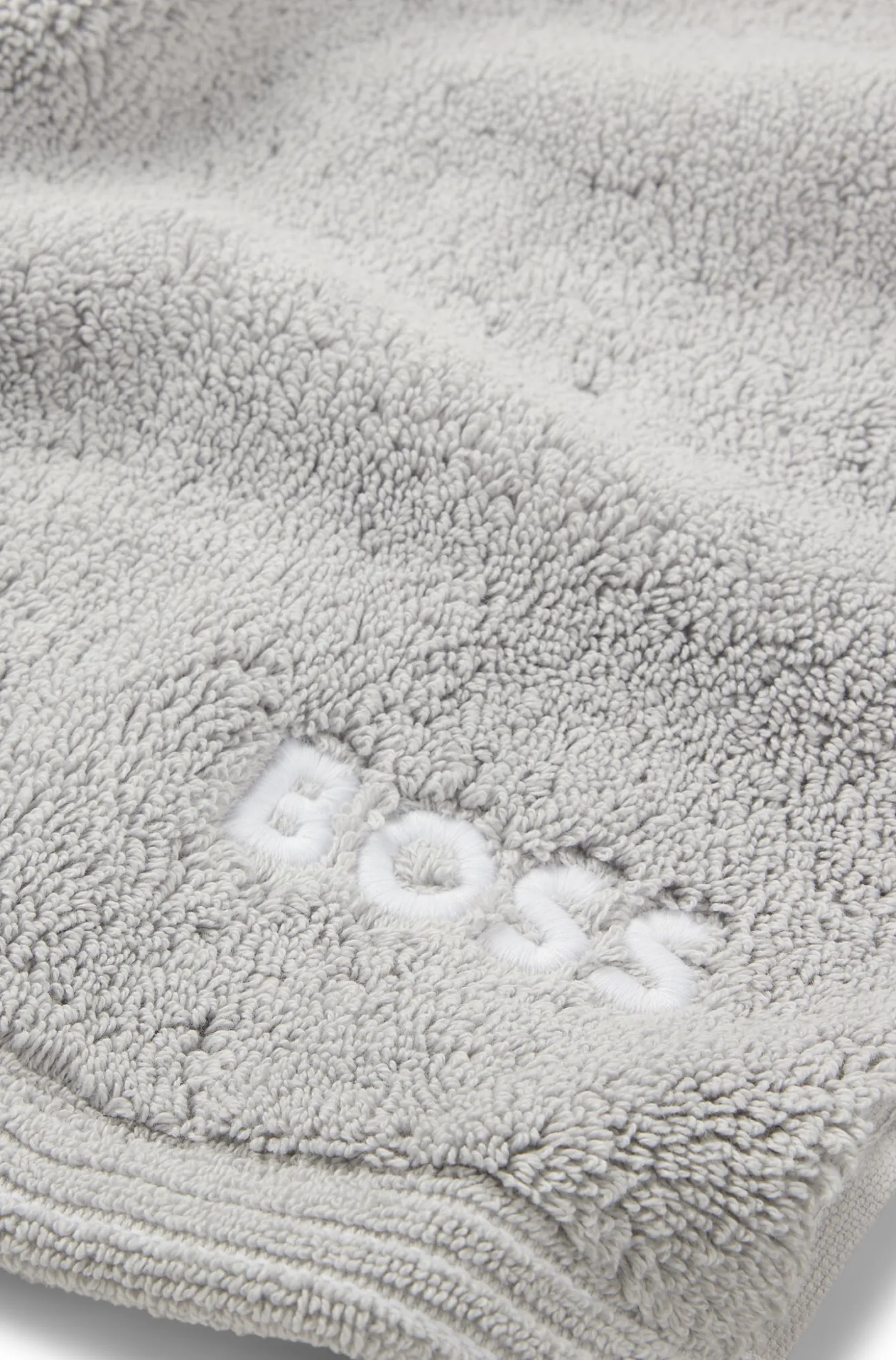 Cotton bath mat with contrast embroidered logo