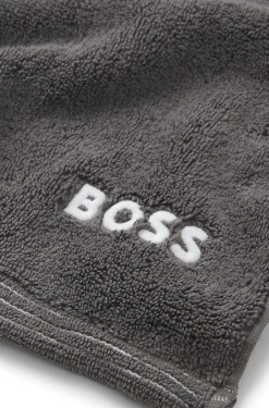 Cotton bath mat with contrast embroidered logo