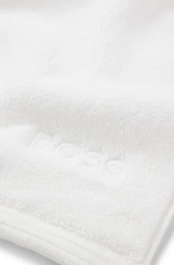 Cotton bath mat with contrast embroidered logo