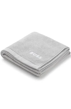 Cotton bath towel with contrast embroidered logo