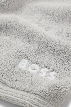 Cotton bath towel with contrast embroidered logo