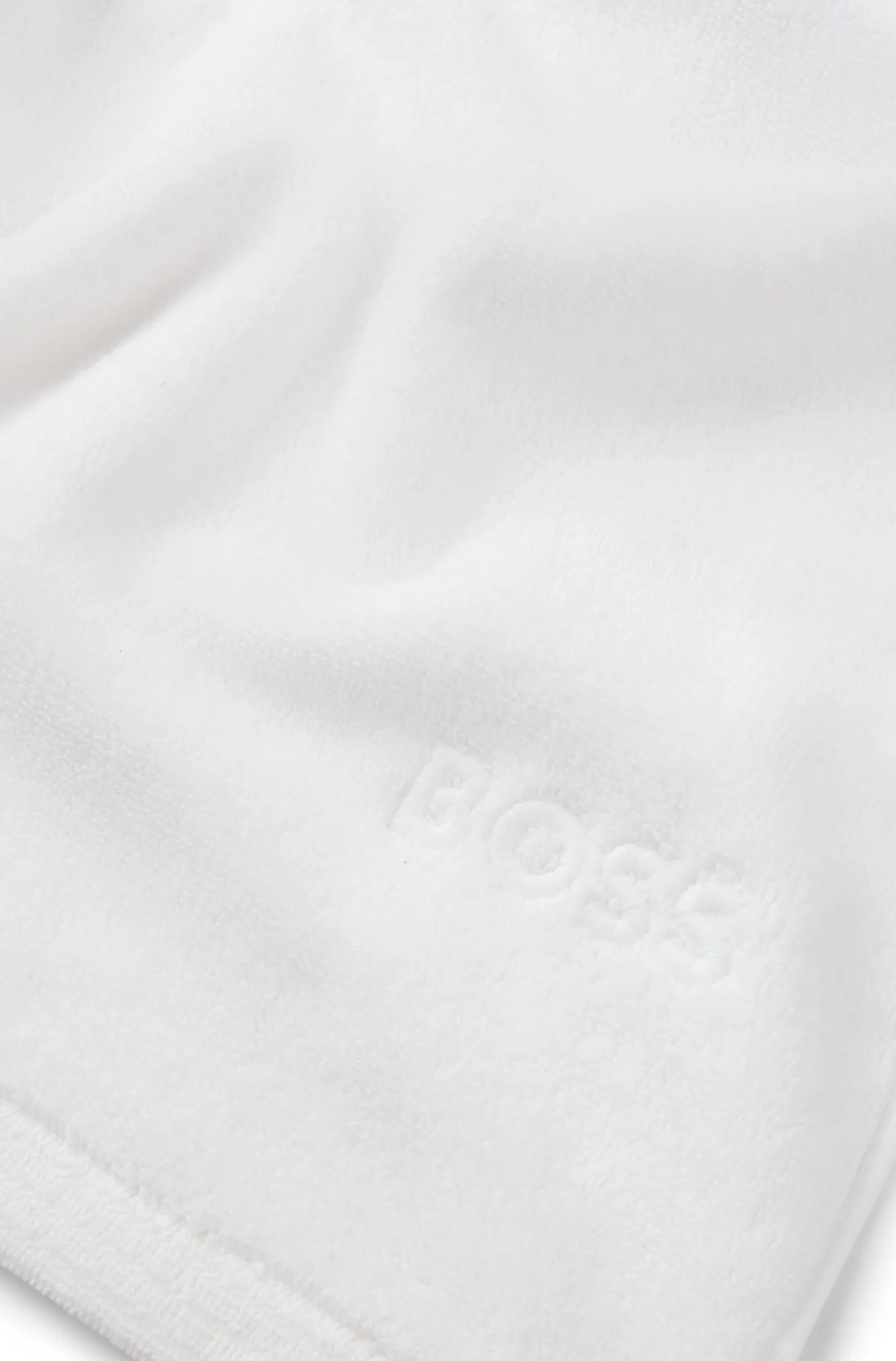 Cotton bath towel with contrast embroidered logo