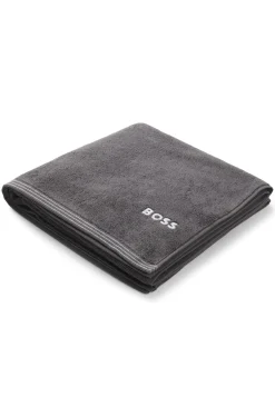 Cotton bath towel with contrast embroidered logo