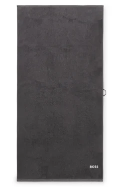 Cotton bath towel with contrast embroidered logo