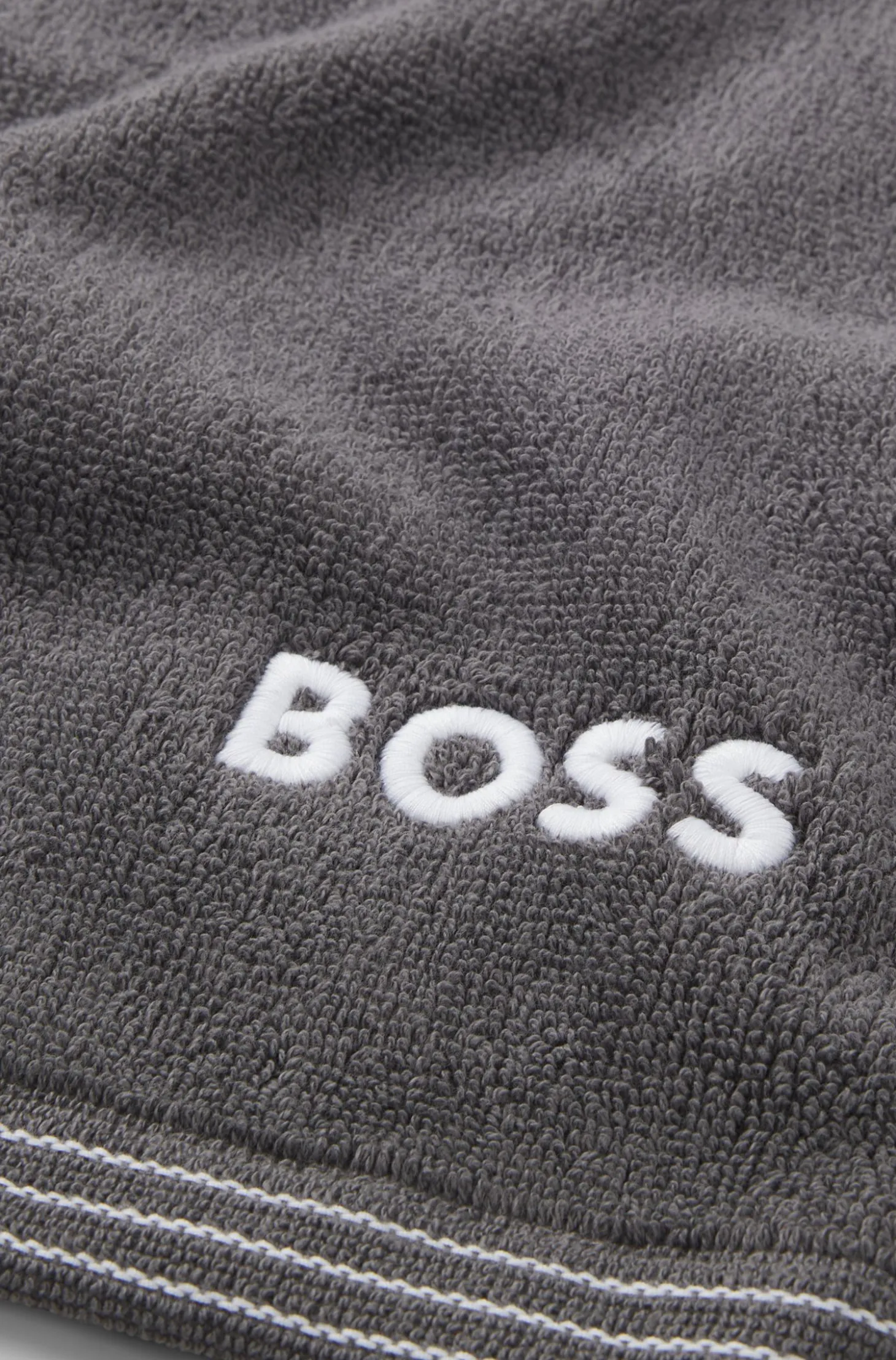 Cotton guest towel with contrast embroidered logo