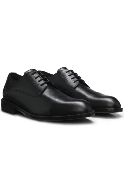 Derby shoes in grained leather with cap toe