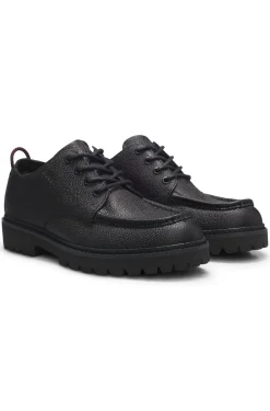 Derby shoes in grained leather with lug sole