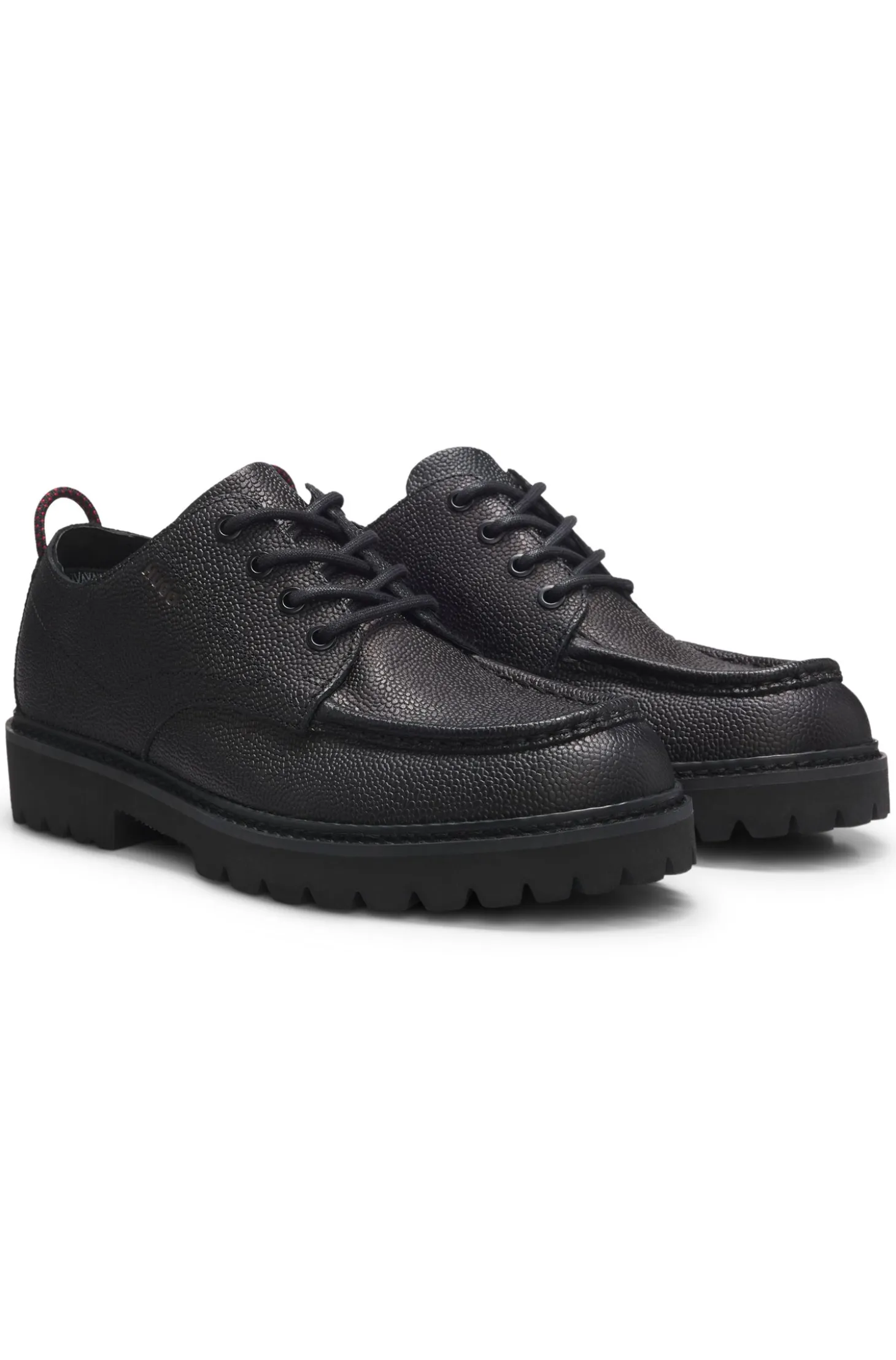Derby shoes in grained leather with lug sole