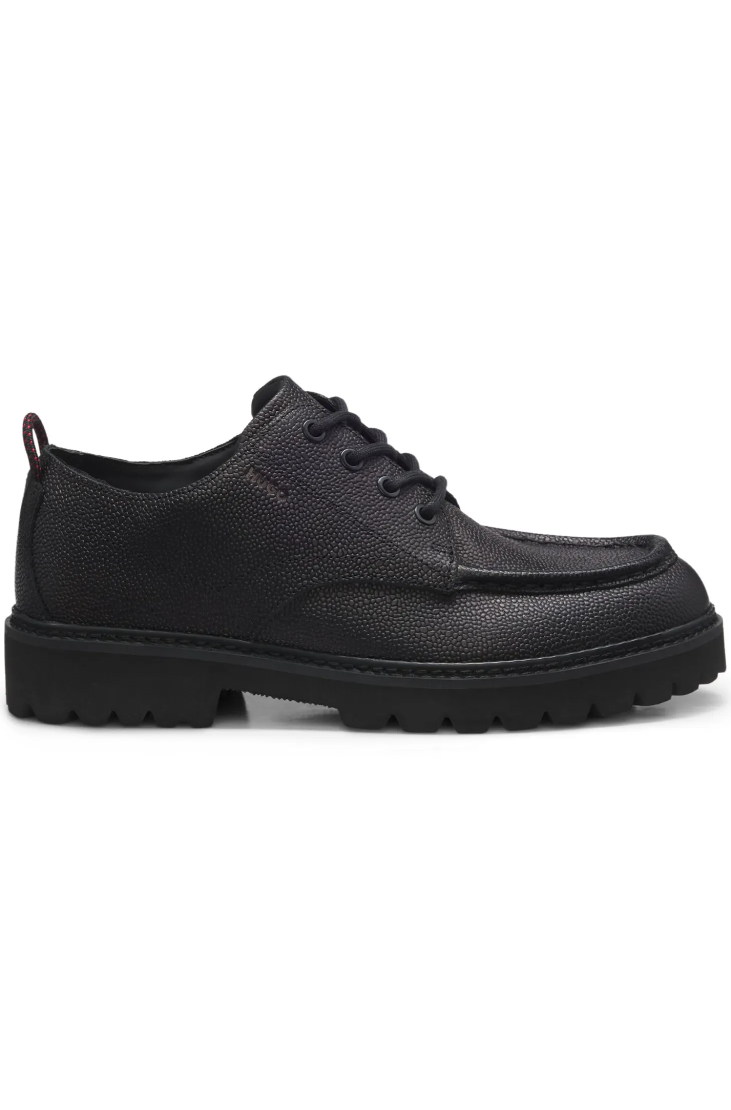 Derby shoes in grained leather with lug sole