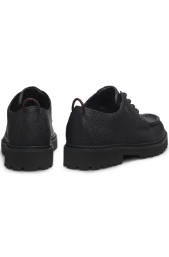 Derby shoes in grained leather with lug sole