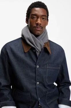 Italian-made scarf in wool with logo patch