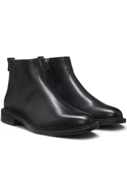Leather boots with logo trim