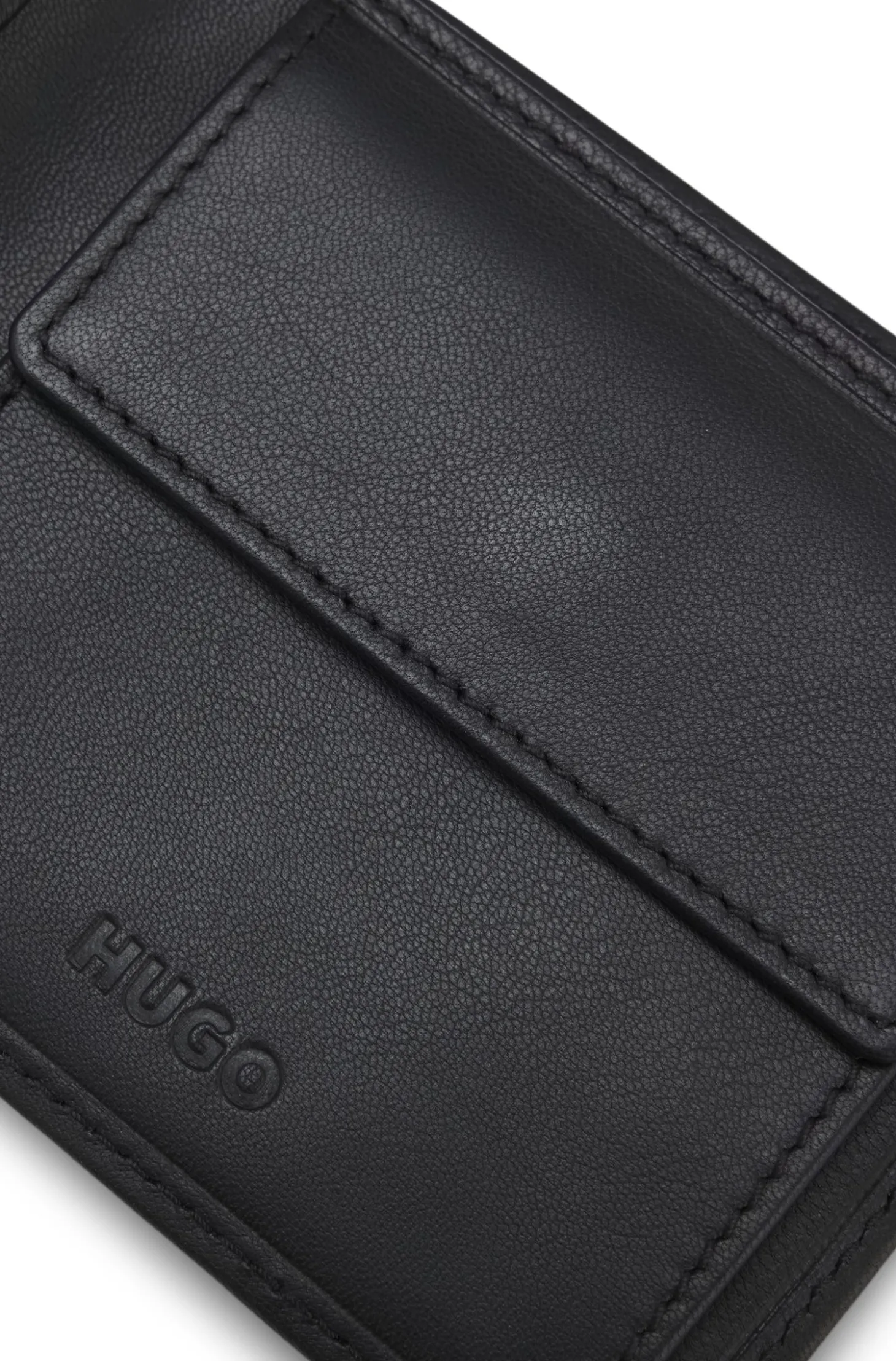 Leather folding wallet with contrast logo