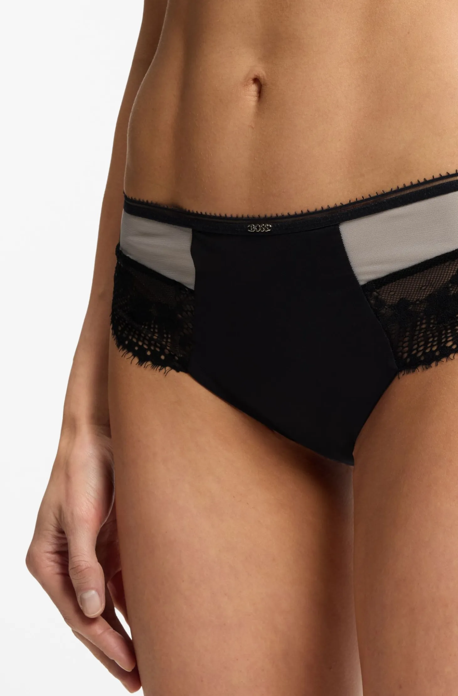 Low-rise briefs in lace and mesh