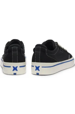 Low-top trainers with blue-line outsole