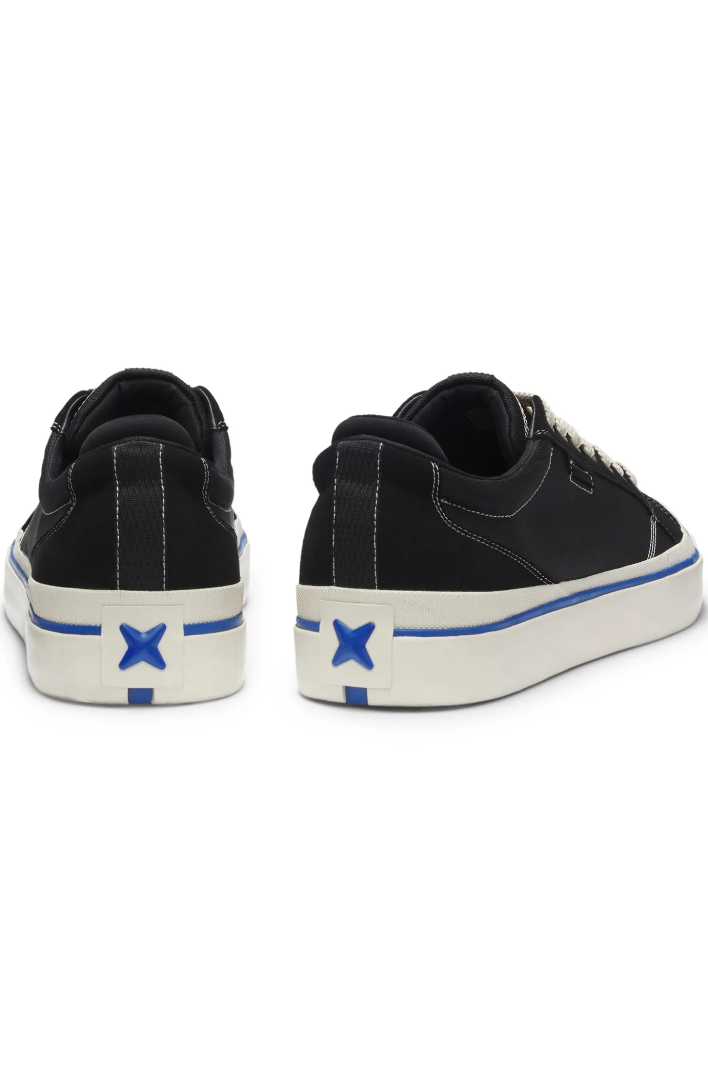 Low-top trainers with blue-line outsole