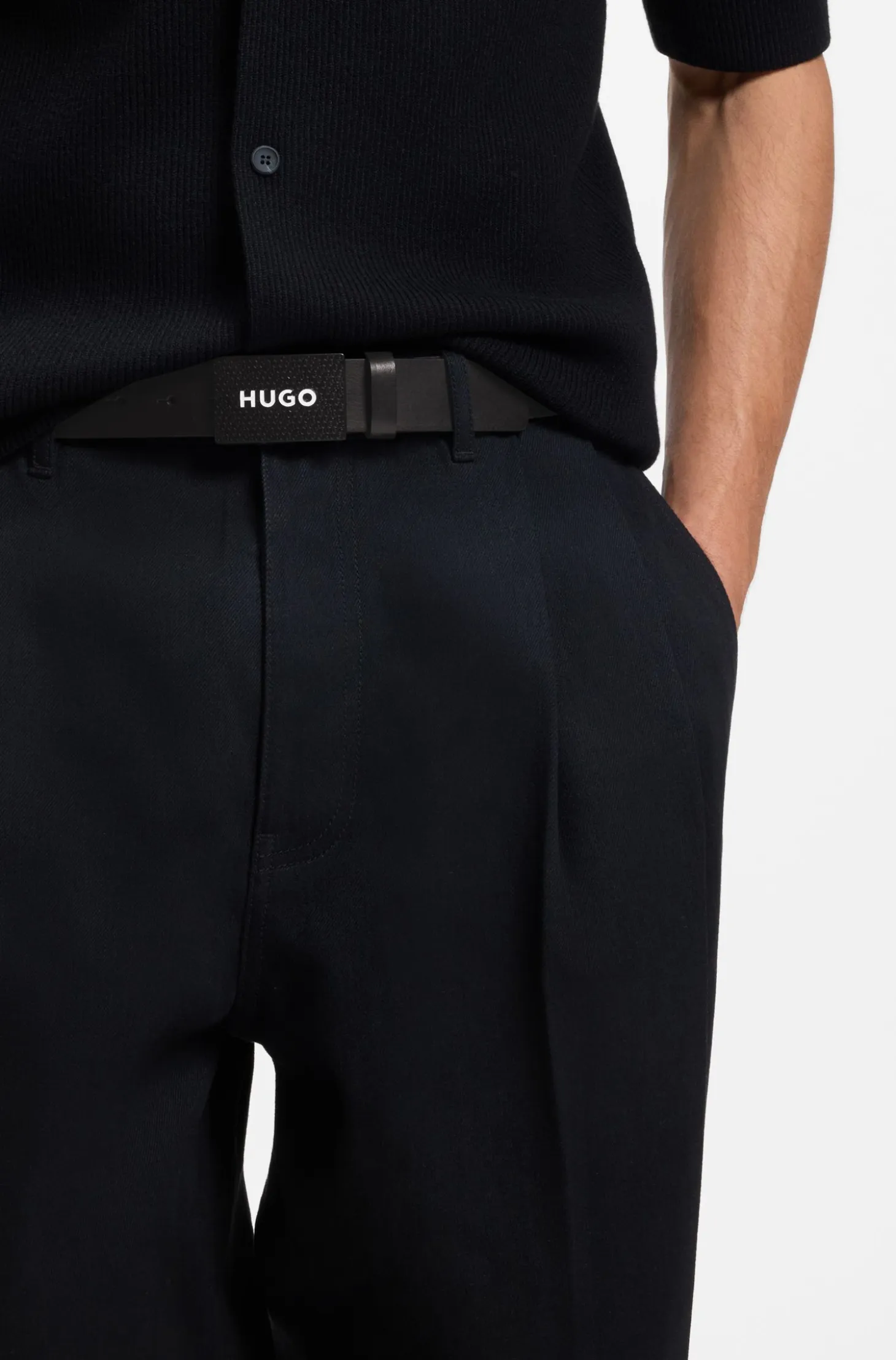 Matte leather belt with branded plaque buckle