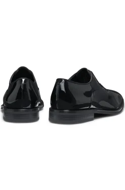 Oxford shoes in patent faux leather