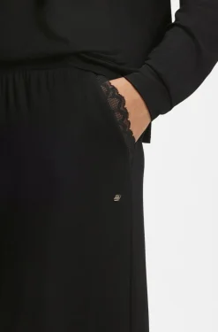 Pyjama bottoms with lace-trimmed pockets
