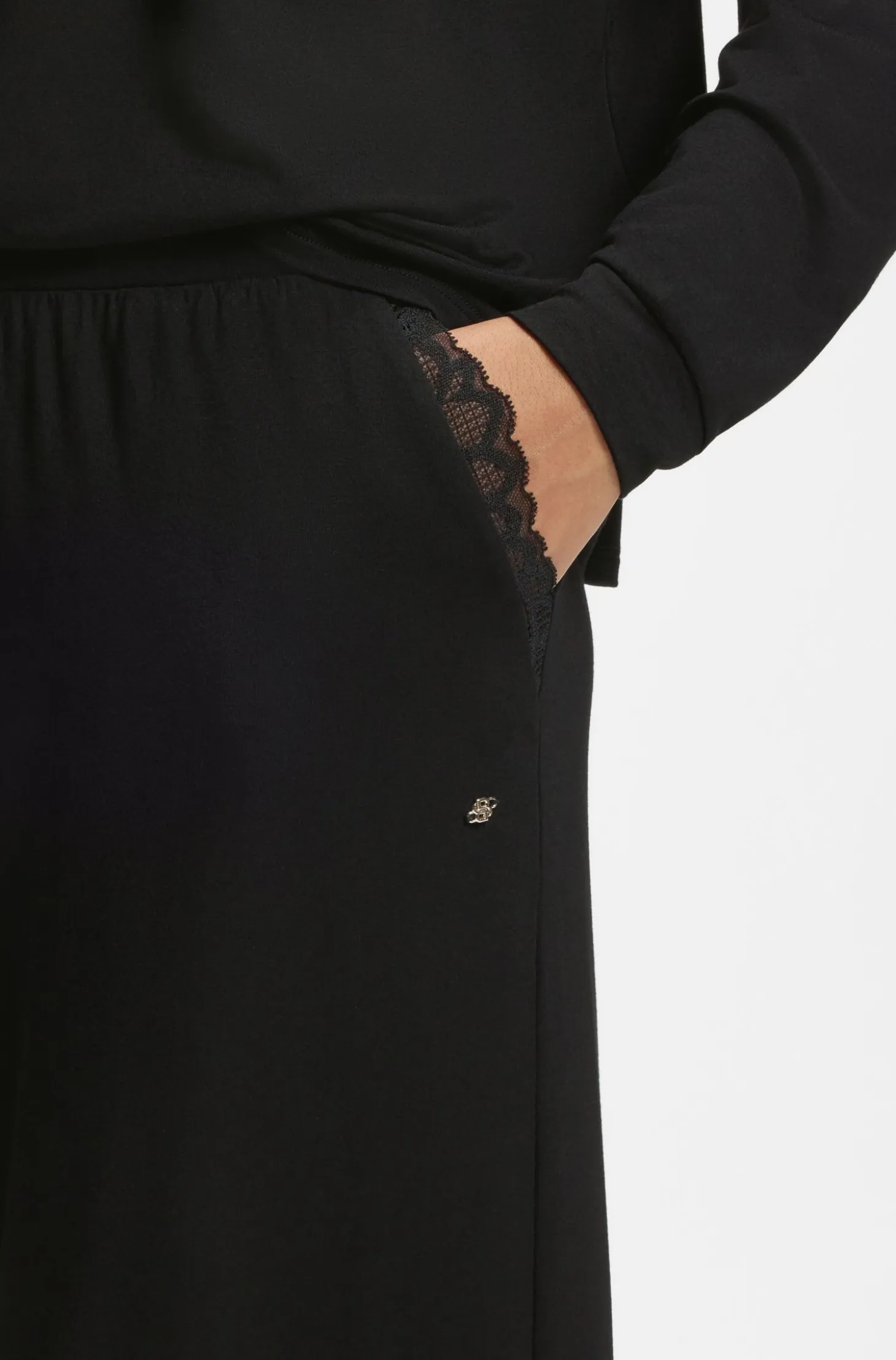 Pyjama bottoms with lace-trimmed pockets