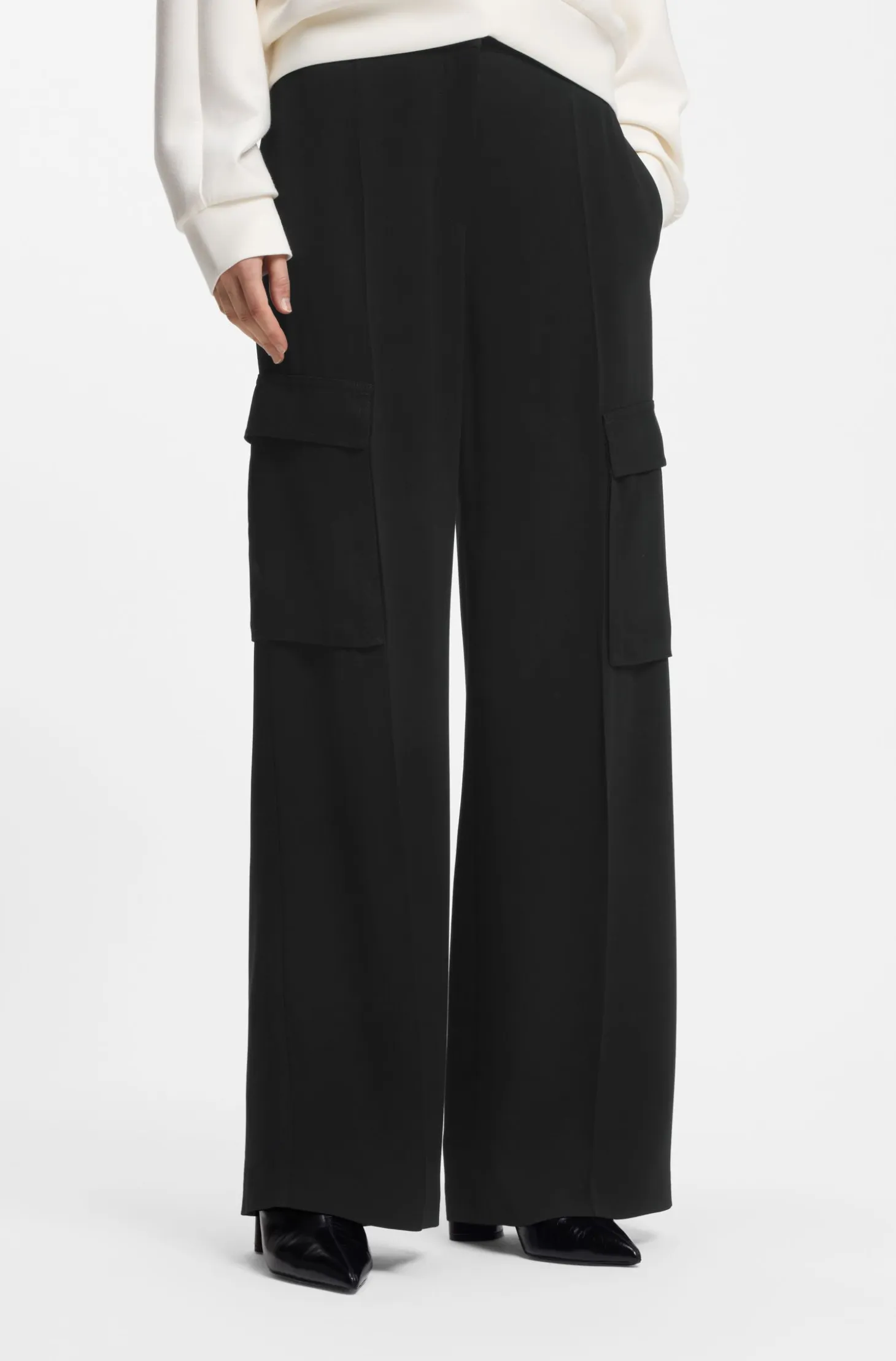 Regular-fit trousers in crepe with cargo pockets
