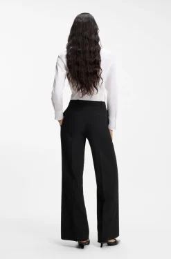 Regular-fit trousers in stretch seersucker