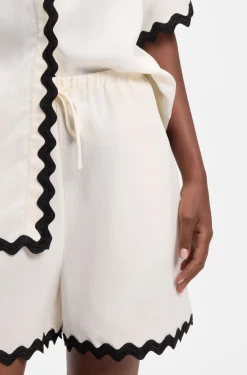 Relaxed-fit shorts with zigzag tape