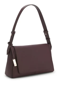 Shoulder bag in grained leather with logo plate