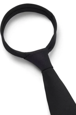 Silk tie with solid weave