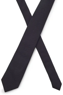 Silk tie with solid weave