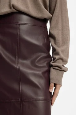 Slim-fit pencil skirt in smooth leather
