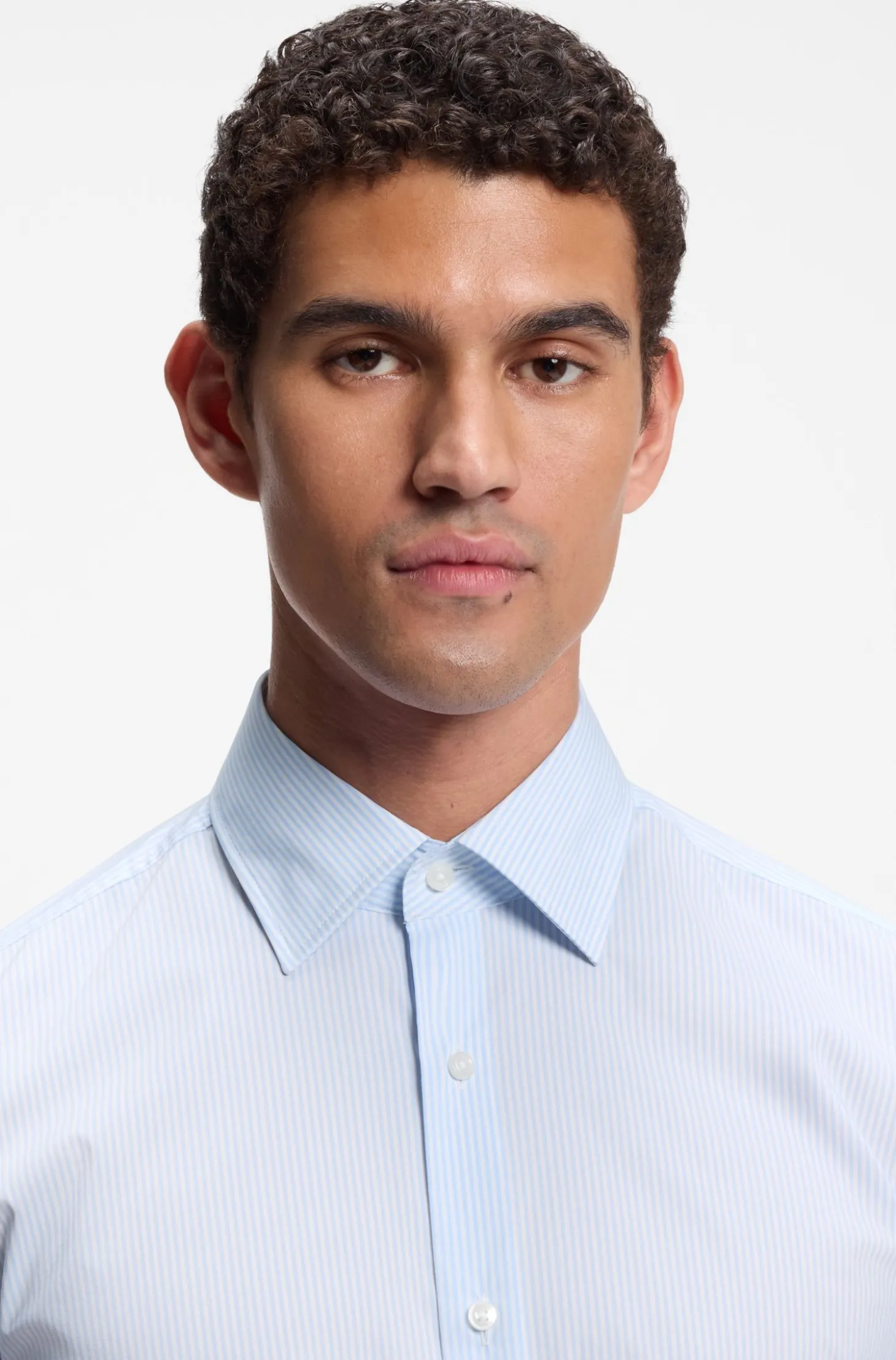 Slim-fit shirt in high-performance striped poplin