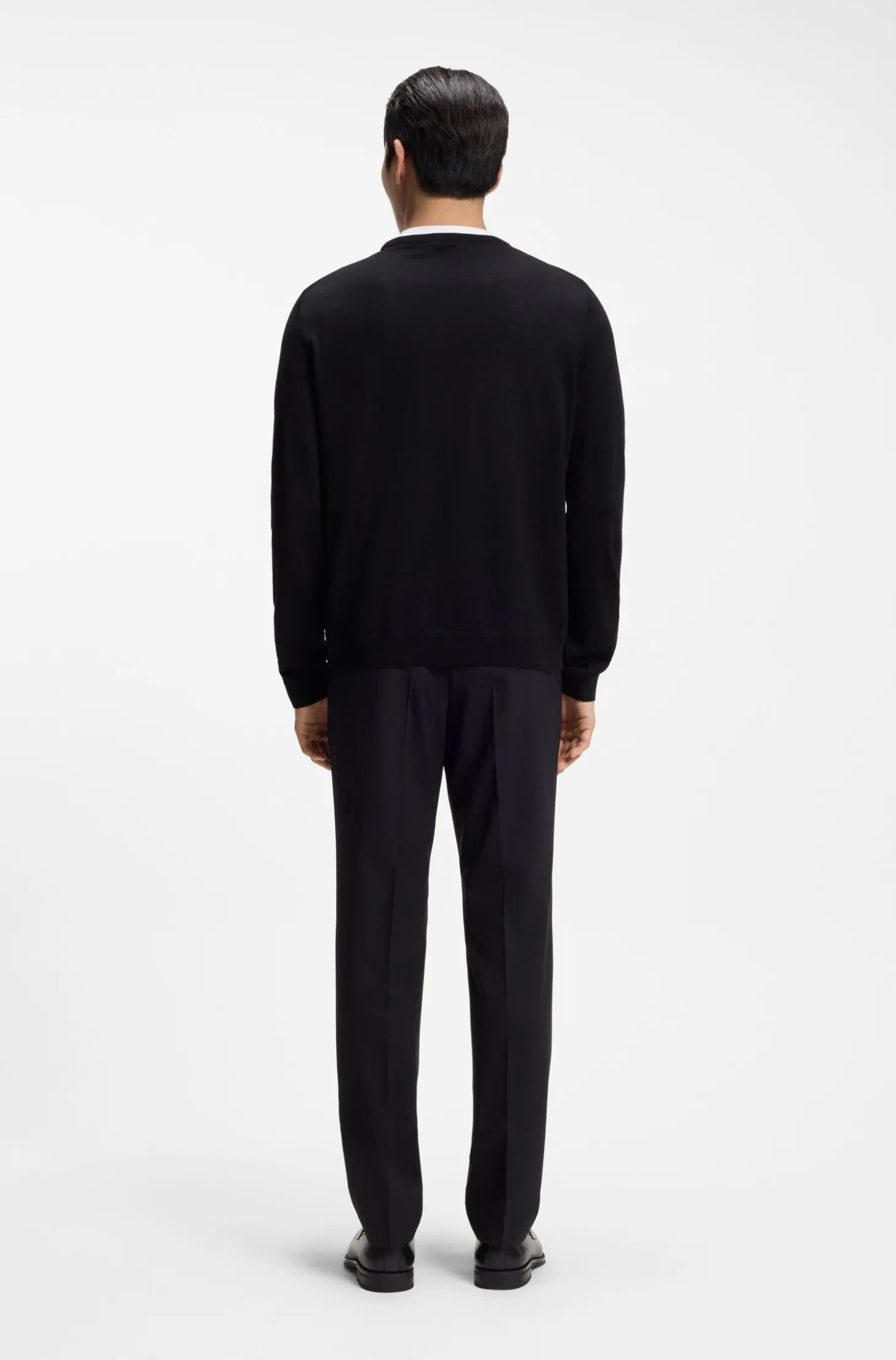 Slim-fit sweater in merino wool
