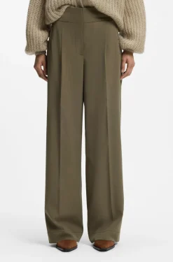 Straight-fit trousers with pleat front