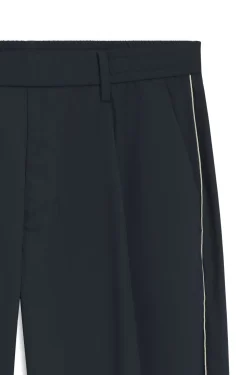 Tapered-fit trousers with water-repellent finish