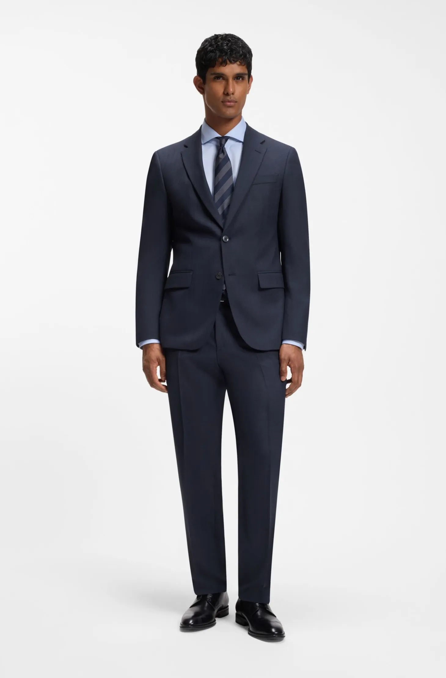 Two-piece suit in crease-resistant micro-pattern fabric