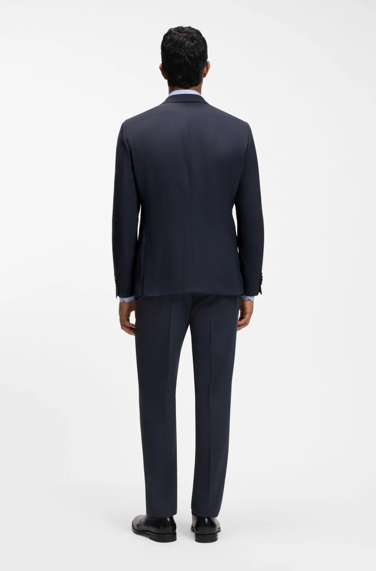 Two-piece suit in crease-resistant micro-pattern fabric