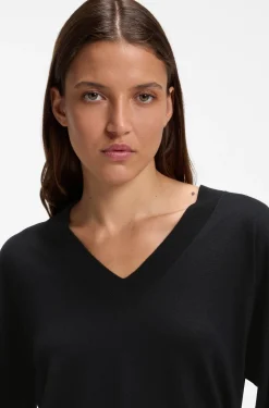 V-neck sweater in a wool blend with cashmere
