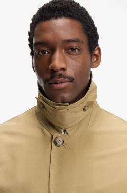 Water-repellent coat with concealed closure