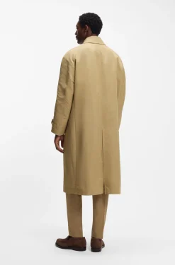 Water-repellent coat with concealed closure