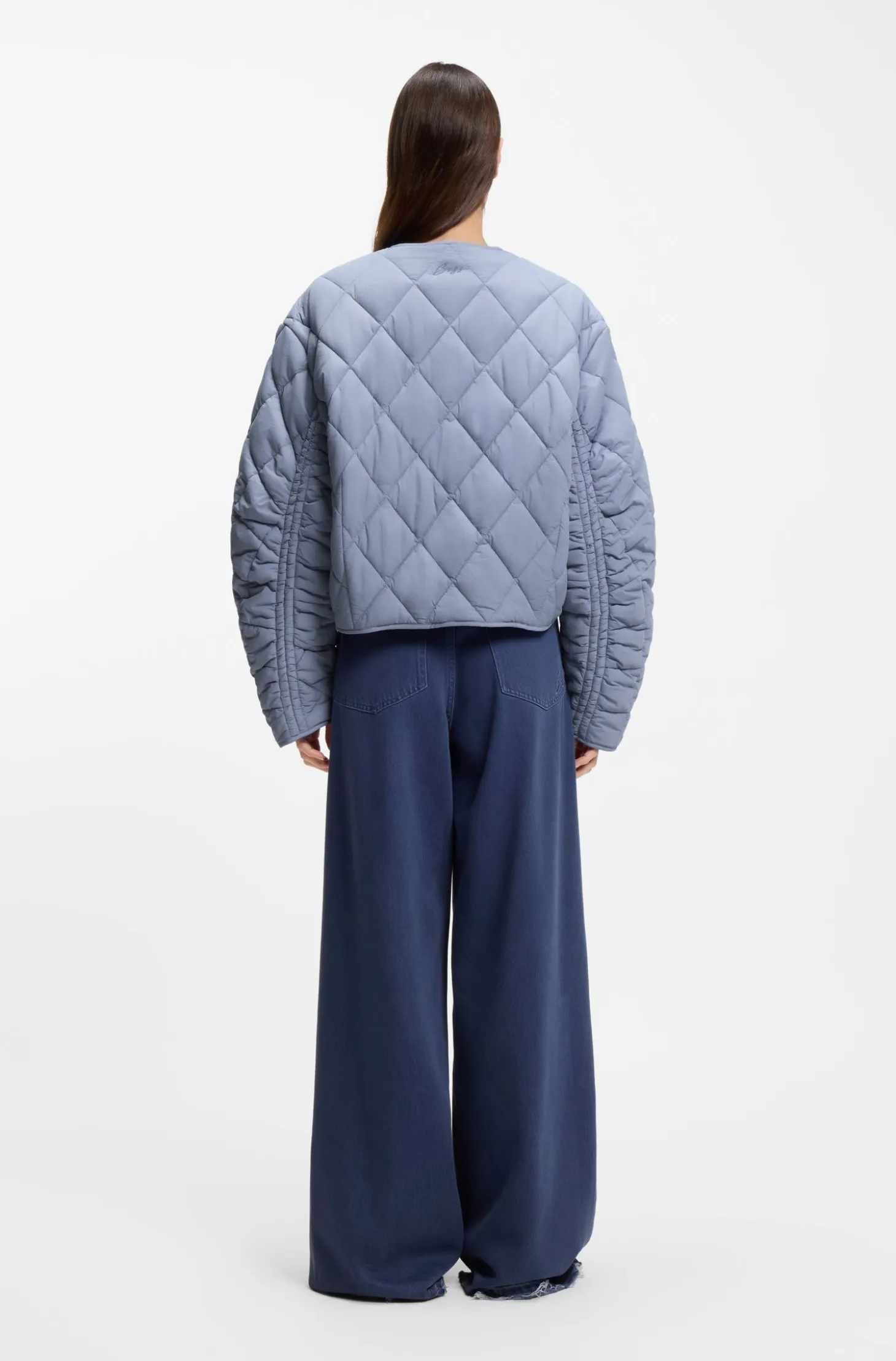 Water-repellent jacket with diamond quilting