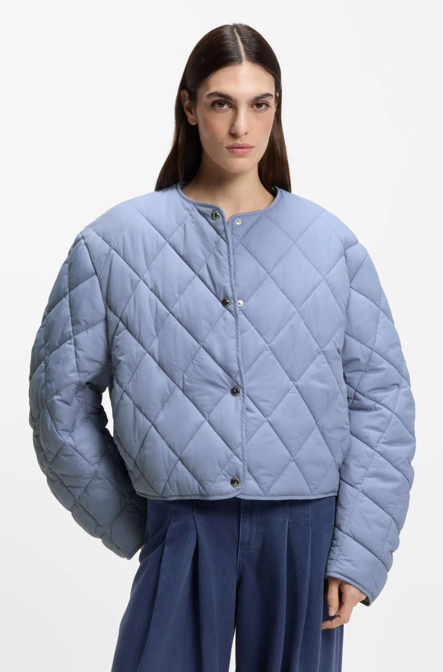Water-repellent jacket with diamond quilting