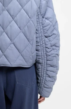 Water-repellent jacket with diamond quilting